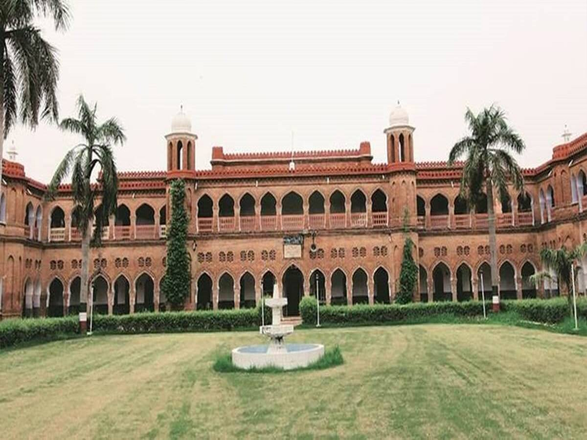 Aligarh Muslim University के माइनोरिटी स्टेटस पर आज फैसला, जानें पूरा मामला Aligarh Muslim University के माइनोरिटी स्टेटस पर आज फैसला, जानें पूरा मामला
