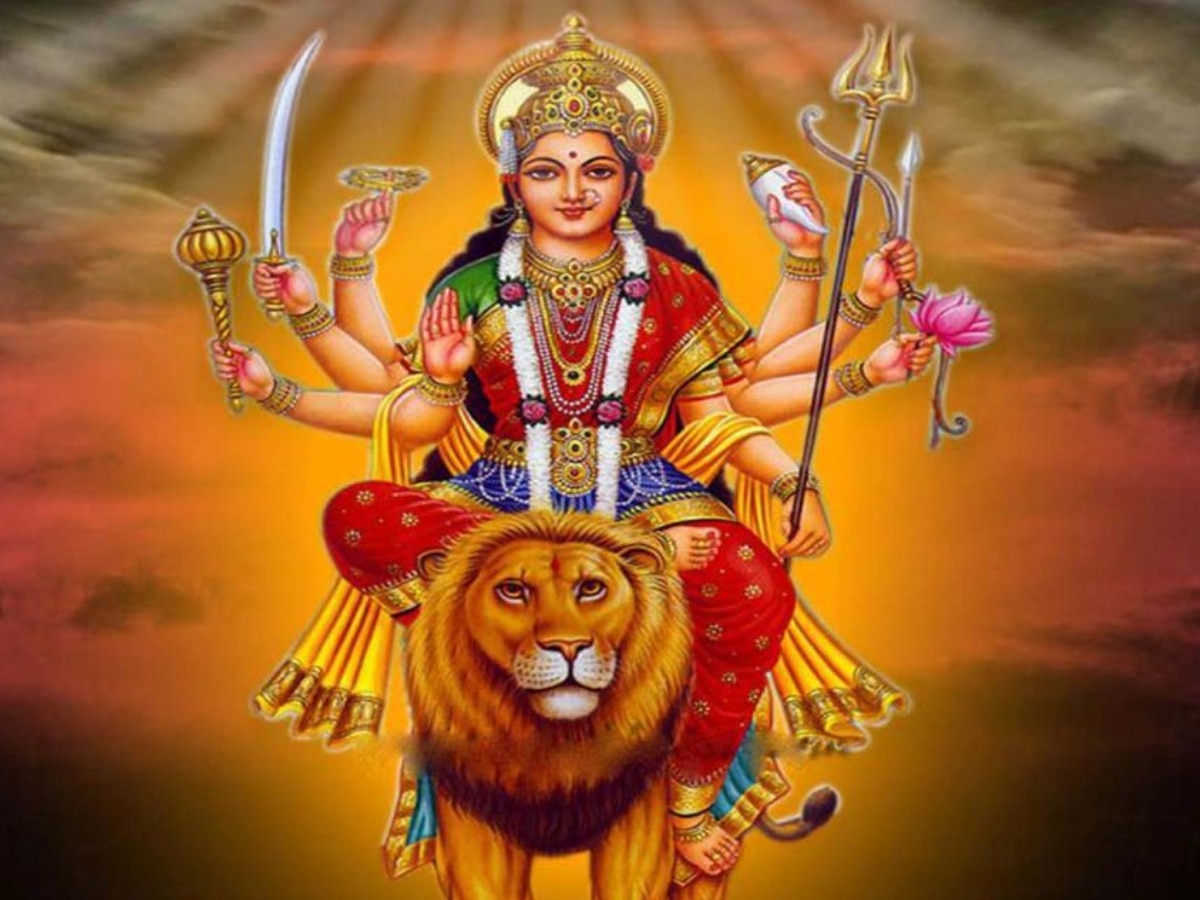 Maa Durga: मां दुर्गा को कहते हैं अष्ट भुजाधारी, जानें- किस हाथ से भक्तों को देती हैं वरदान