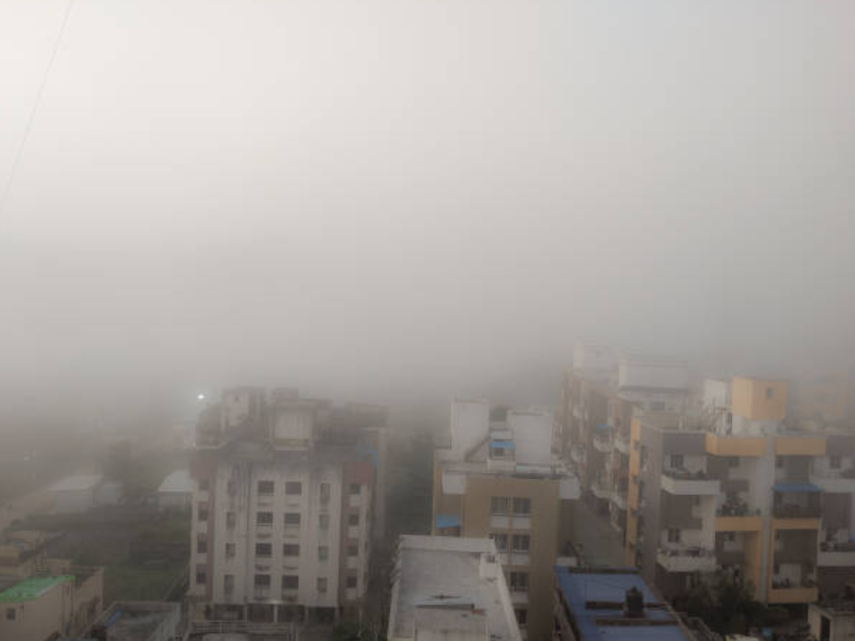 पाकिस्तान में प्रदूषण से मचा हाहाकार, दमघोंटू हवा में जीने को मजबूर जनता, घरों में कैद लोग