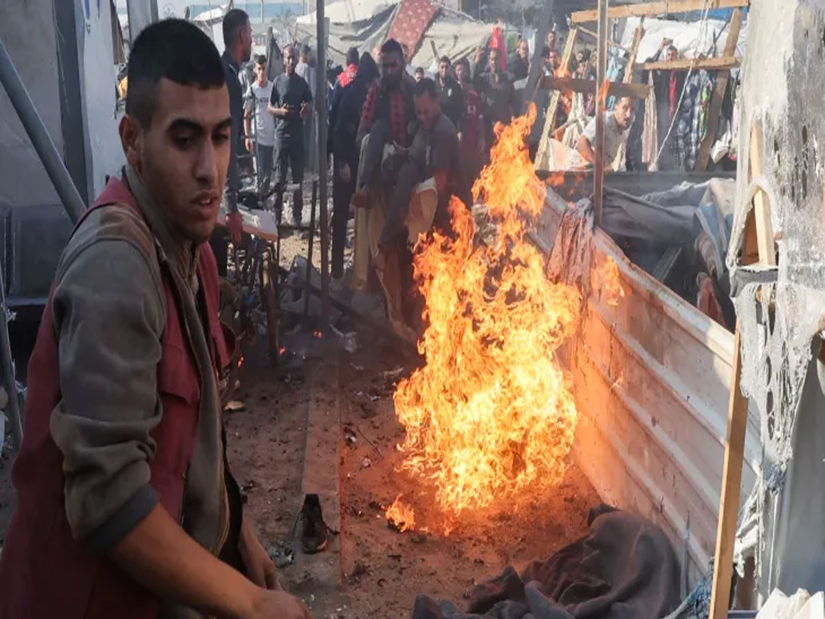 Gaza War: भूख से तड़प रहे लोगों पर इजरायल ने बरसाए बम, 14 की मौत Gaza War: भूख से तड़प रहे लोगों पर इजरायल ने बरसाए बम, 14 की मौत