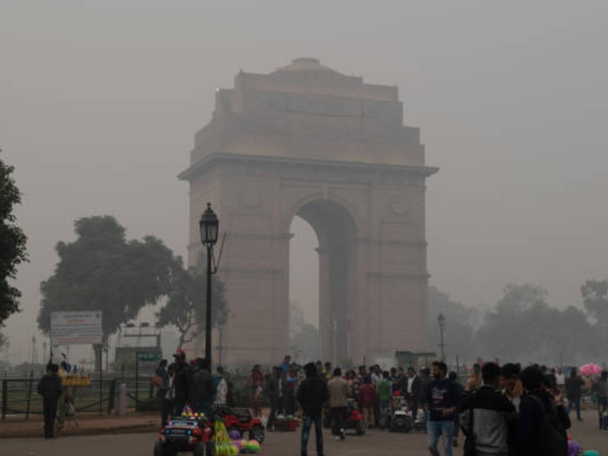 Weather Update: दिल्ली में रजाई-कंबल निकालने के लिए करना पड़ेगा और इंतजार, जानें कब तक ठंड देगी दस्तक 