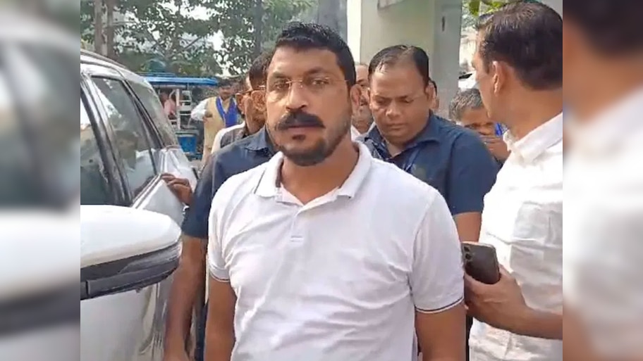 UP News: लोग देख रहे हैं अन्याय का तमाशा... आजम खान के बेटे से मुलाकात के बाद बोले चंद्रशेखर