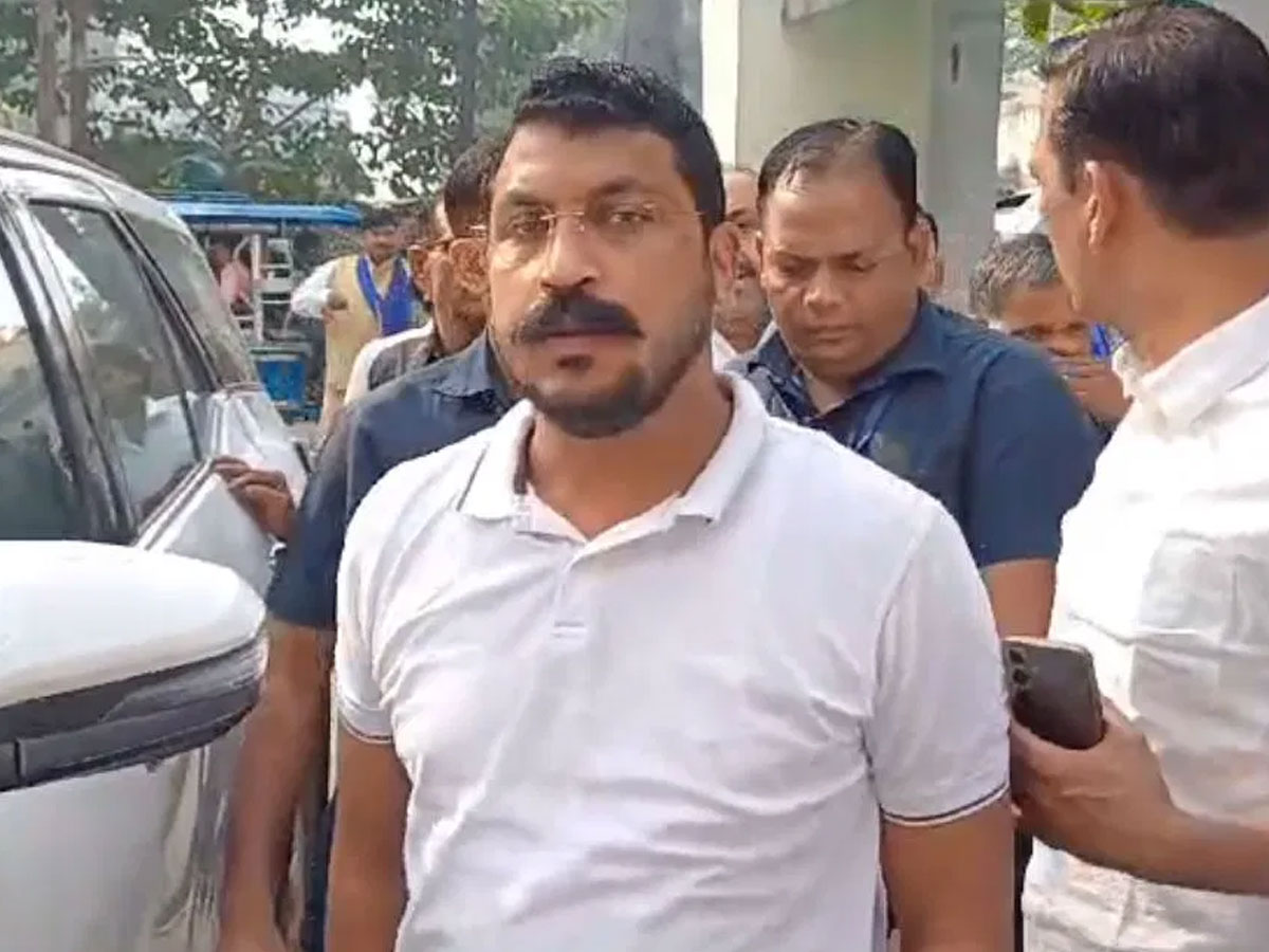 UP News: लोग देख रहे हैं अन्याय का तमाशा... आजम खान के बेटे से मुलाकात के बाद बोले चंद्रशेखर UP News: लोग देख रहे हैं अन्याय का तमाशा... आजम खान के बेटे से मुलाकात के बाद बोले चंद्रशेखर