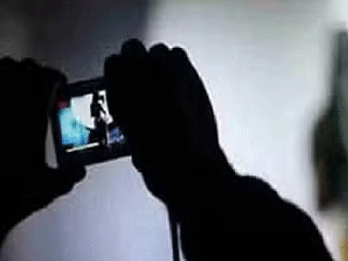 Rajasthan Crime: अलवर में ससुराल से निकाली बहू से युवक ने किया दुष्कर्म, बनाया अश्लील वीडियो Rajasthan Crime: अलवर में ससुराल से निकाली बहू से युवक ने किया दुष्कर्म, बनाया अश्लील वीडियो