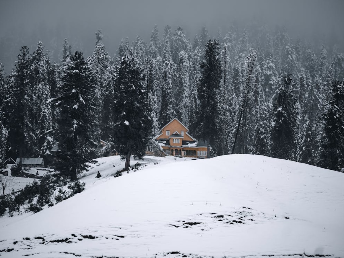 Weather Update: जम्मू-कश्मीर में शुरु हुई बर्फबारी, दिल्ली में अबतक गर्मी जारी, यूपी-बिहार में करवट ले रहा मौसम 