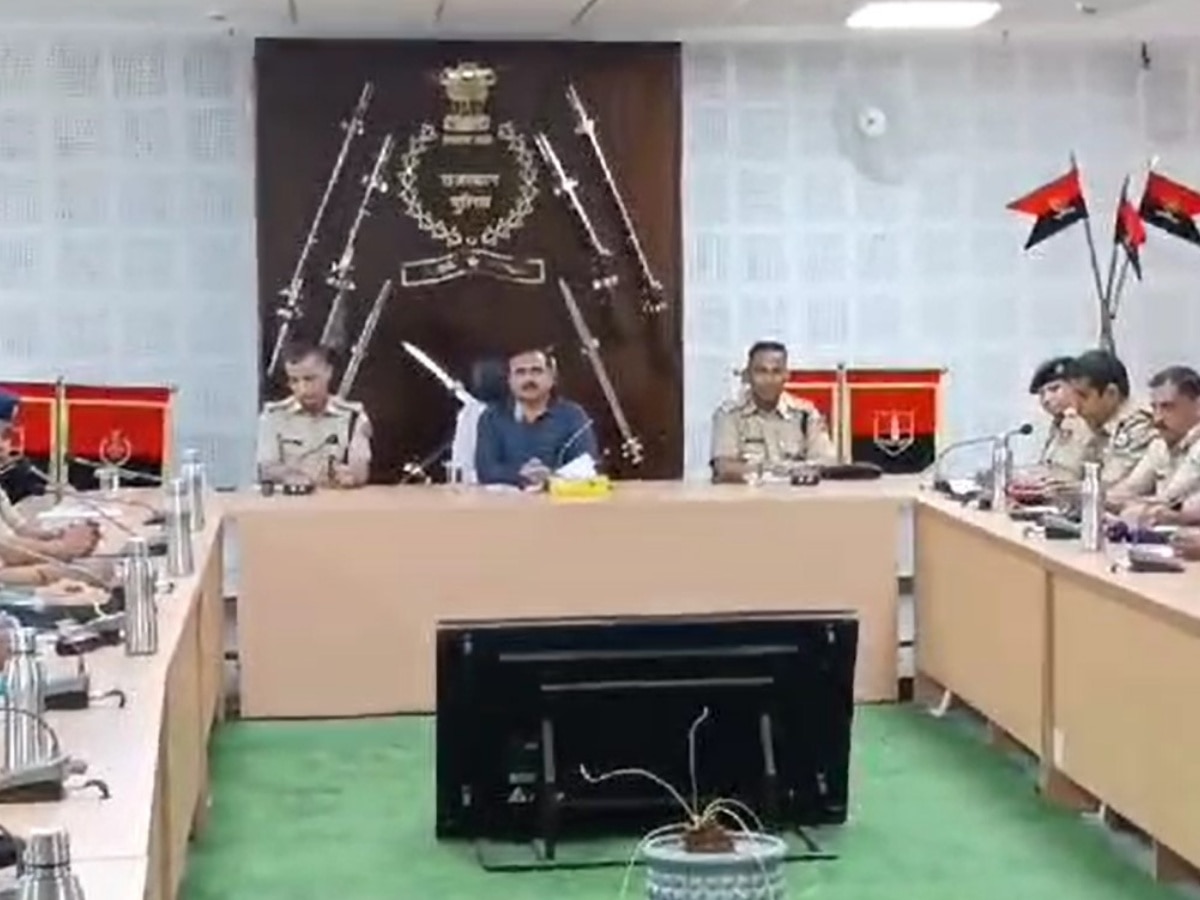 Alwar News: उपचुनाव को लेकर पुलिस प्रशासन ने जिला मुख्यालय पर ली अधिकारियों की बैठक