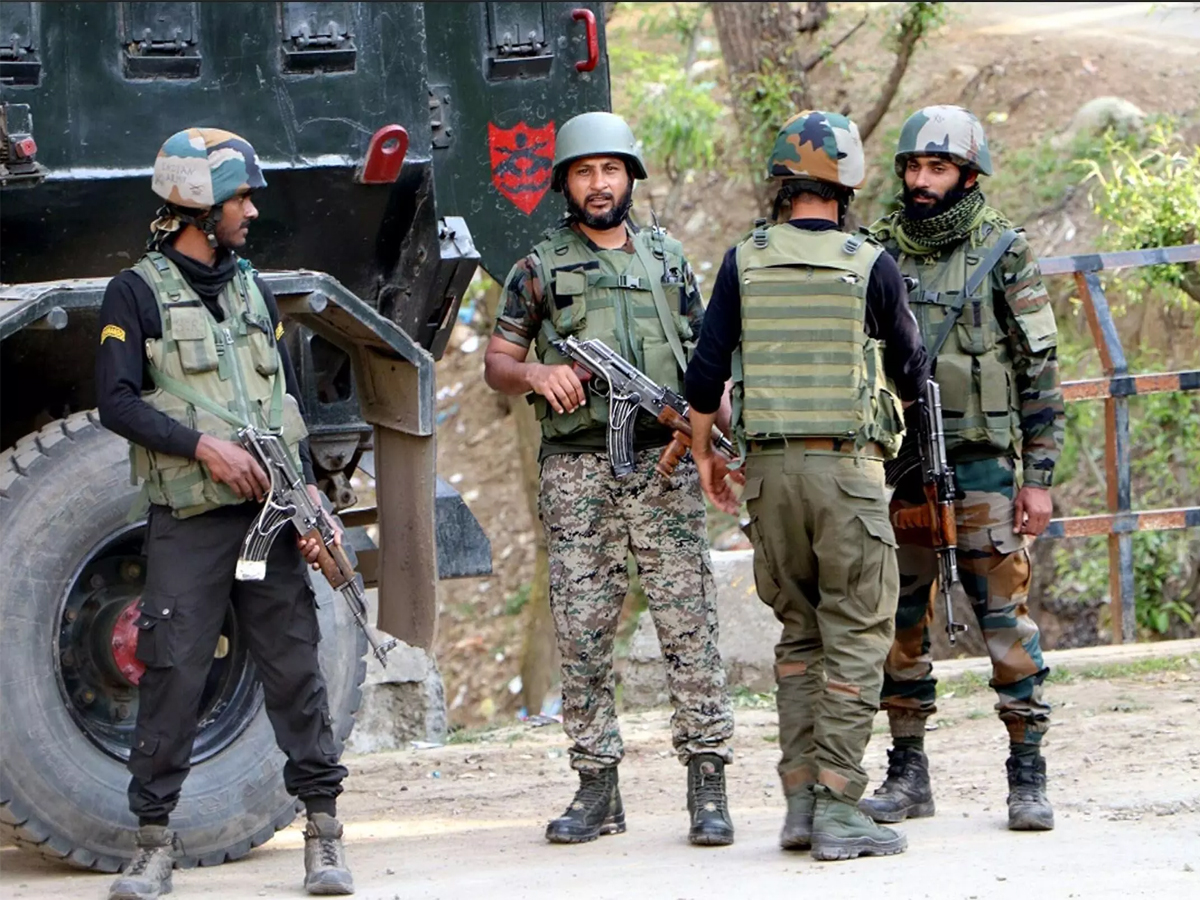 जम्मू-कश्मीर के कुपवाड़ा में सुरक्षाबलों ने 2-3 आतंकियों को घेरा, पहाड़ी इलाके में चल रहा ऑपरेशन जम्मू-कश्मीर के कुपवाड़ा में सुरक्षाबलों ने 2-3 आतंकियों को घेरा, पहाड़ी इलाके में चल रहा ऑपरेशन