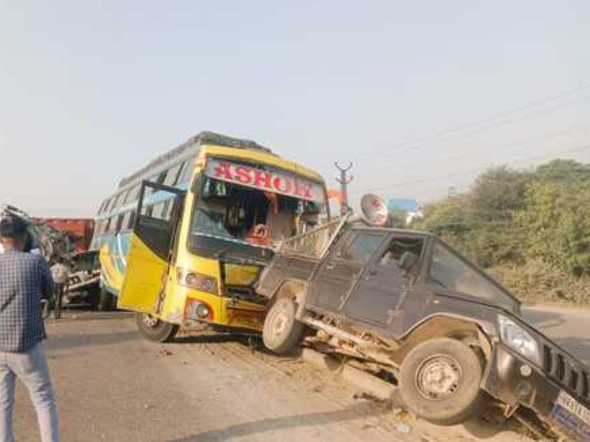 Kotputli News: नीमराना हाईवे पर एक साथ आपस में भिड़े तीन वाहन, ट्रॉला की चपेट में आई सवारी बस व गौशाला की गाड़ी