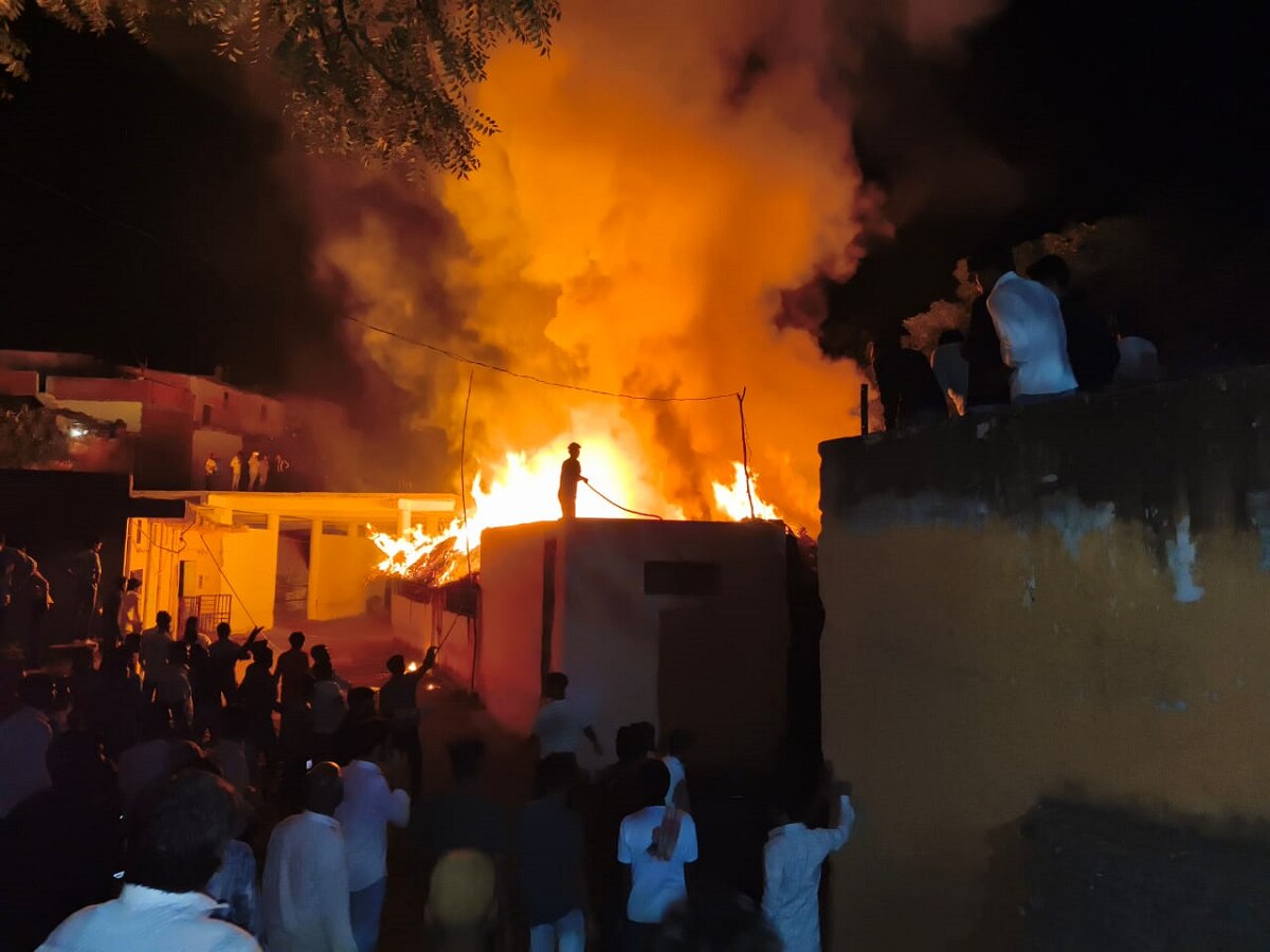 Jhalawar News: मनोहरथाना कस्बे की गौशाला में लगी भीषण आग, सैकड़ो ट्रॉली चारा भूसा जलकर राख