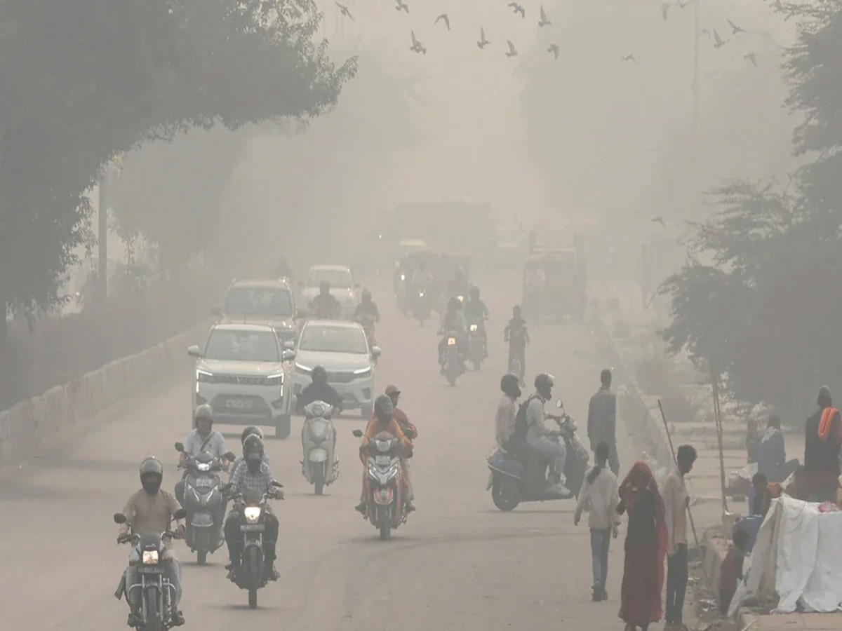 Delhi Smog: स्मोग की चादर से ढका दिल्ली, NOIDA में 1133 पहुंचा AQI Delhi Smog: स्मोग की चादर से ढका दिल्ली, NOIDA में 1133 पहुंचा AQI
