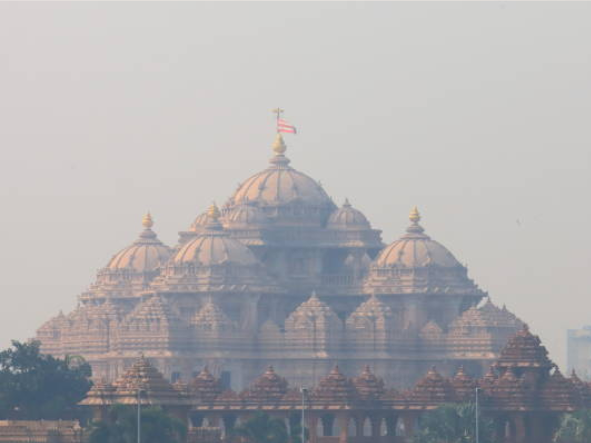 Delhi Pollution: धुंध से ढका दिल्ली NCR,खतरनाक स्तर पर पहुंचा प्रदूषण, अक्षरधाम मंदिर भी दिखना हुआ बंद