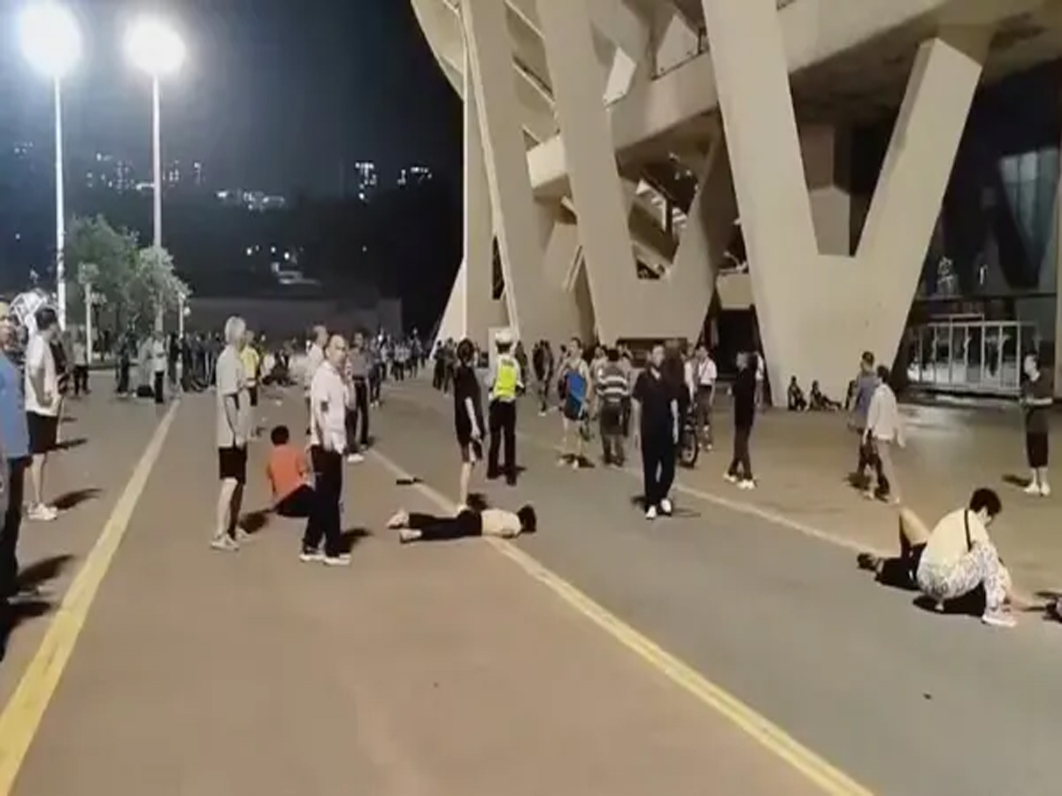 China: बीवी से झगड़े के बाद पति का मौत का तांडव; भीड़ पर दौड़ाई कार; 35 मौतें, दर्जनों घायल China: बीवी से झगड़े के बाद पति का मौत का तांडव; भीड़ पर दौड़ाई कार; 35 मौतें, दर्जनों घायल