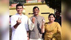 Jharkhand Election: रांची में केंद्रीय मंत्री संजय सेठ की पत्नी और बेट ने डाला वोट