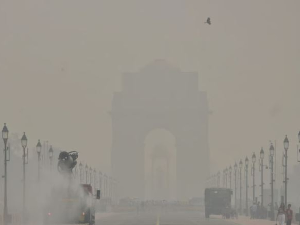 Delhi Pollution: दिल्ली-NCR में धुंध की चादर! पारे में आई गिरावट, आंखों में जलन और सांस लेने में हो रही दिक्कत