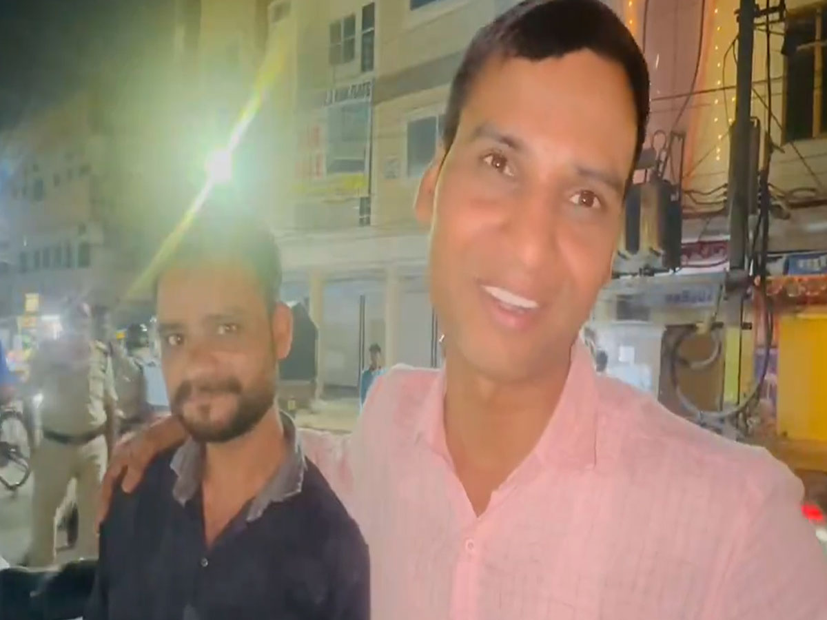 Video: DSP साहब ने अपने सब्जीवाले दोस्त सलमान को देखते ही लगाया गले, दोनों हो गए भावुक Video: DSP साहब ने अपने सब्जीवाले दोस्त सलमान को देखते ही लगाया गले, दोनों हो गए भावुक