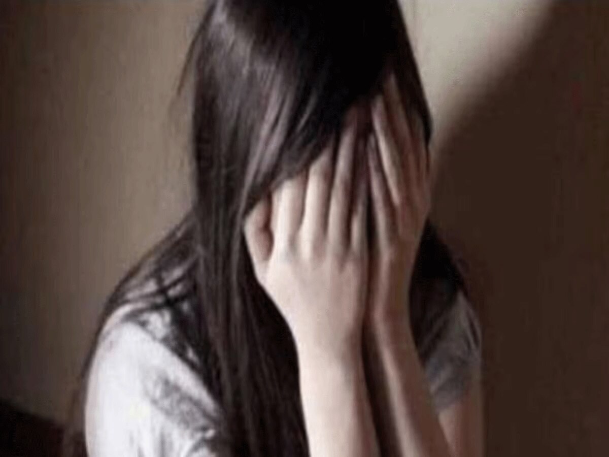 Rajasthan Crime: फार्म हाउस पर युवती को ले गया युवक, फाड़ दिए उसके कपड़े और करने लगा अश्लील हरकतें Rajasthan Crime: फार्म हाउस पर युवती को ले गया युवक, फाड़ दिए उसके कपड़े और करने लगा अश्लील हरकतें