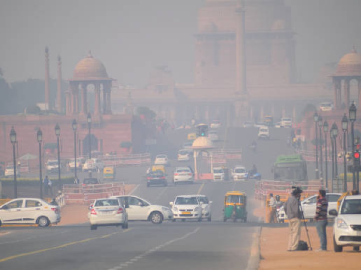 Delhi Pollution: घने स्मॉग की चपेट में आया पूरा दिल्ली NCR, 400 पार AQI के साथ बढ़ी लोगों की मुश्किलें 