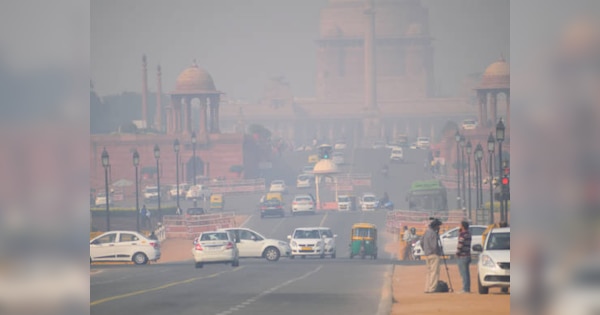 Delhi Pollution: घने स्मॉग की चपेट में आया पूरा दिल्ली NCR, 400 पार AQI के साथ बड़ी लोगों की मुश्किलें