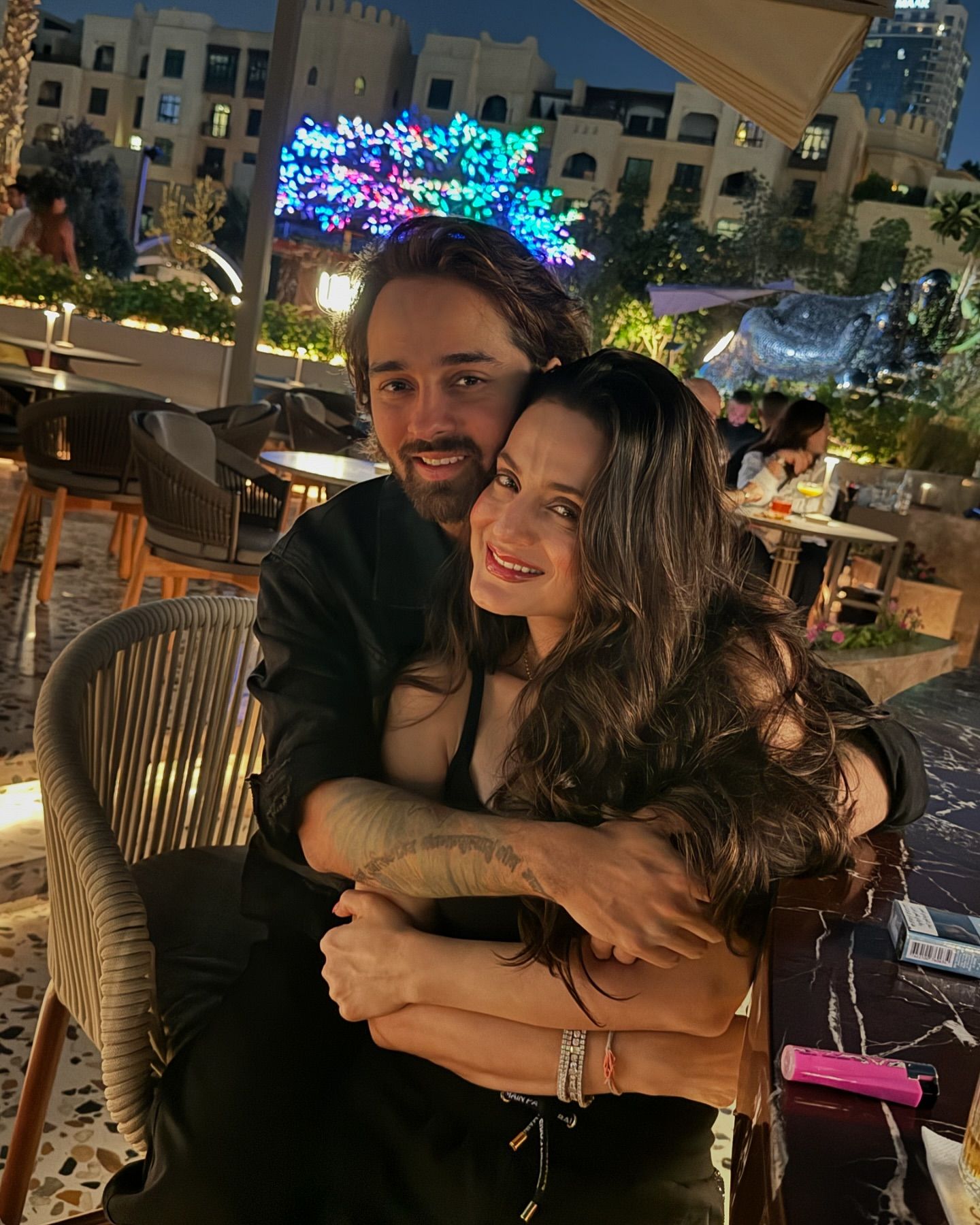 गोद में बैठकर शेयर की फोटो