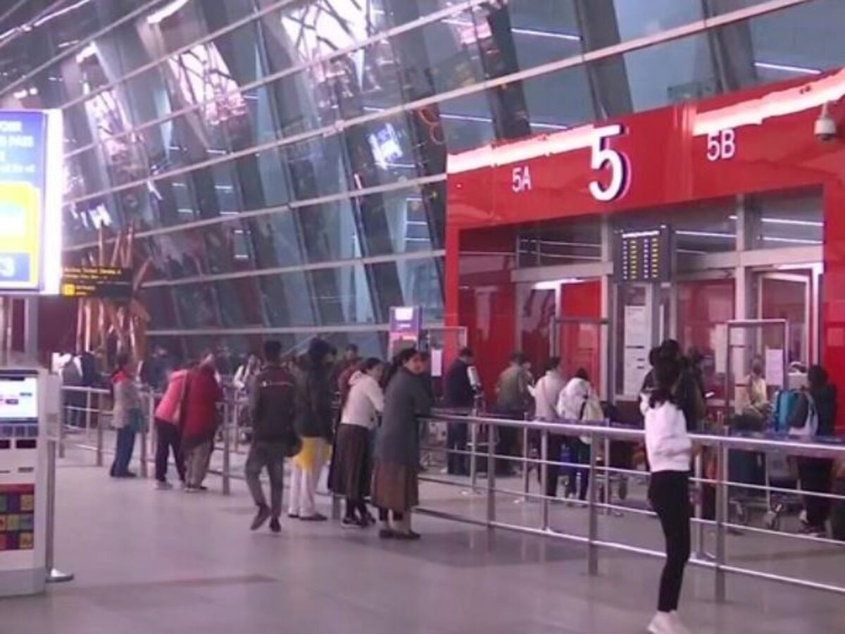 Delhi Airport: दिल्ली एयरपोर्ट ने वायु प्रदूषण के बीच यात्रियों के लिए जारी की एडवाइजरी 