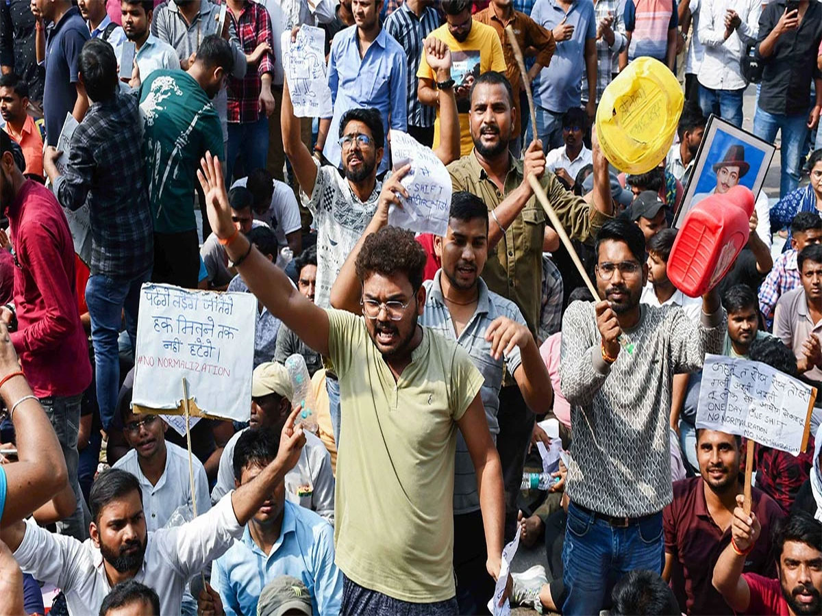 UPPSC Aspirants Protest: छात्रों की बड़ी जीत, RO/ARO का परीक्षा रद्द, अब एक शिफ्ट में होगा PCS एग्जाम UPPSC Aspirants Protest: छात्रों की बड़ी जीत, RO/ARO का परीक्षा रद्द, अब एक शिफ्ट में होगा PCS एग्जाम