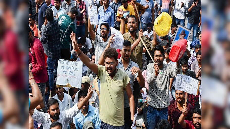 UPPSC Aspirants Protest: छात्रों की बड़ी जीत, RO/ARO का परीक्षा रद्द, अब एक शिफ्ट में होगा PCS एग्जाम