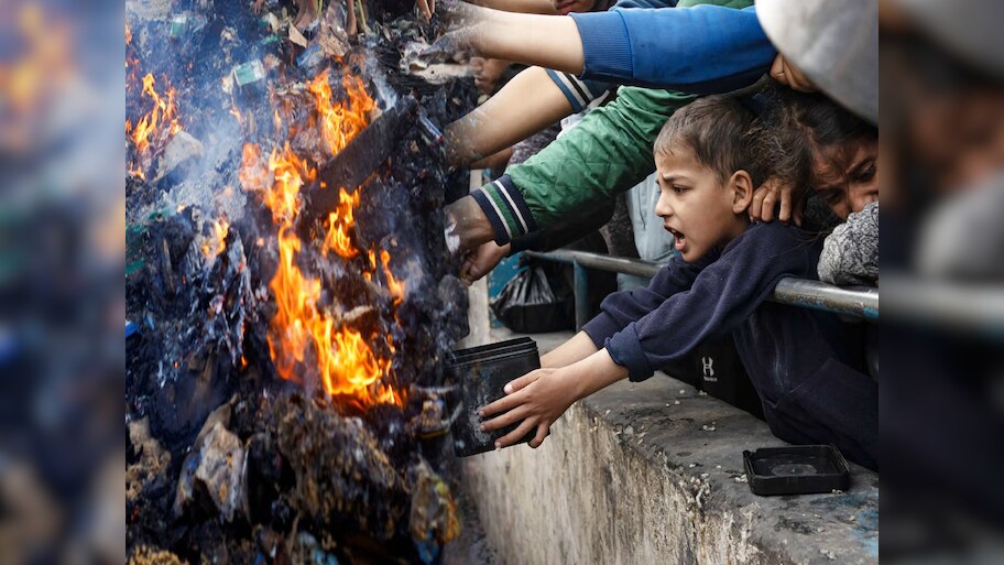 Gaza War Update: इजरायली फौज का नहीं पसीजा कलेजा , भूख से तड़प रहे लोगों बरसाए बम; बिछ गई चारों तरफ लाशें
