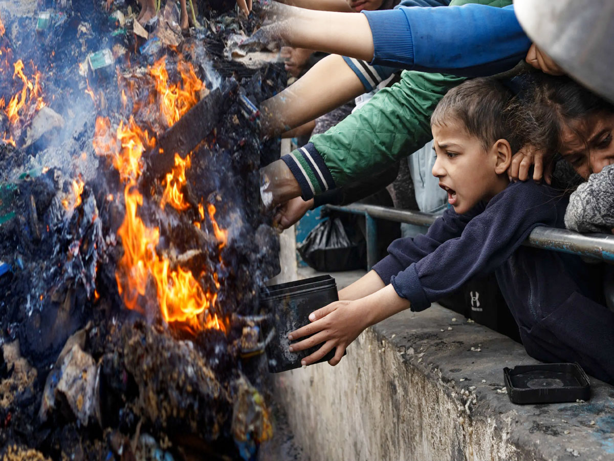 Gaza War Update: इजरायली फौज का नहीं पसीजा कलेजा , भूख से तड़प रहे लोगों बरसाए बम; बिछ गई चारों तरफ लाशें Gaza War Update: इजरायली फौज का नहीं पसीजा कलेजा , भूख से तड़प रहे लोगों बरसाए बम; बिछ गई चारों तरफ लाशें