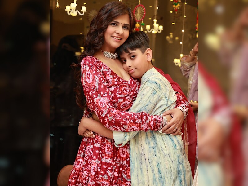 अब अकेले कर रहीं बेटे की परवरिश