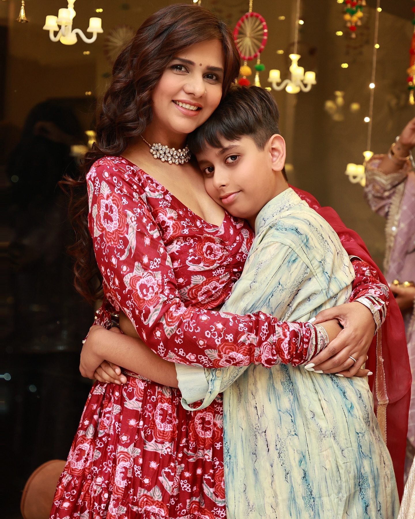 अब अकेले कर रहीं बेटे की परवरिश