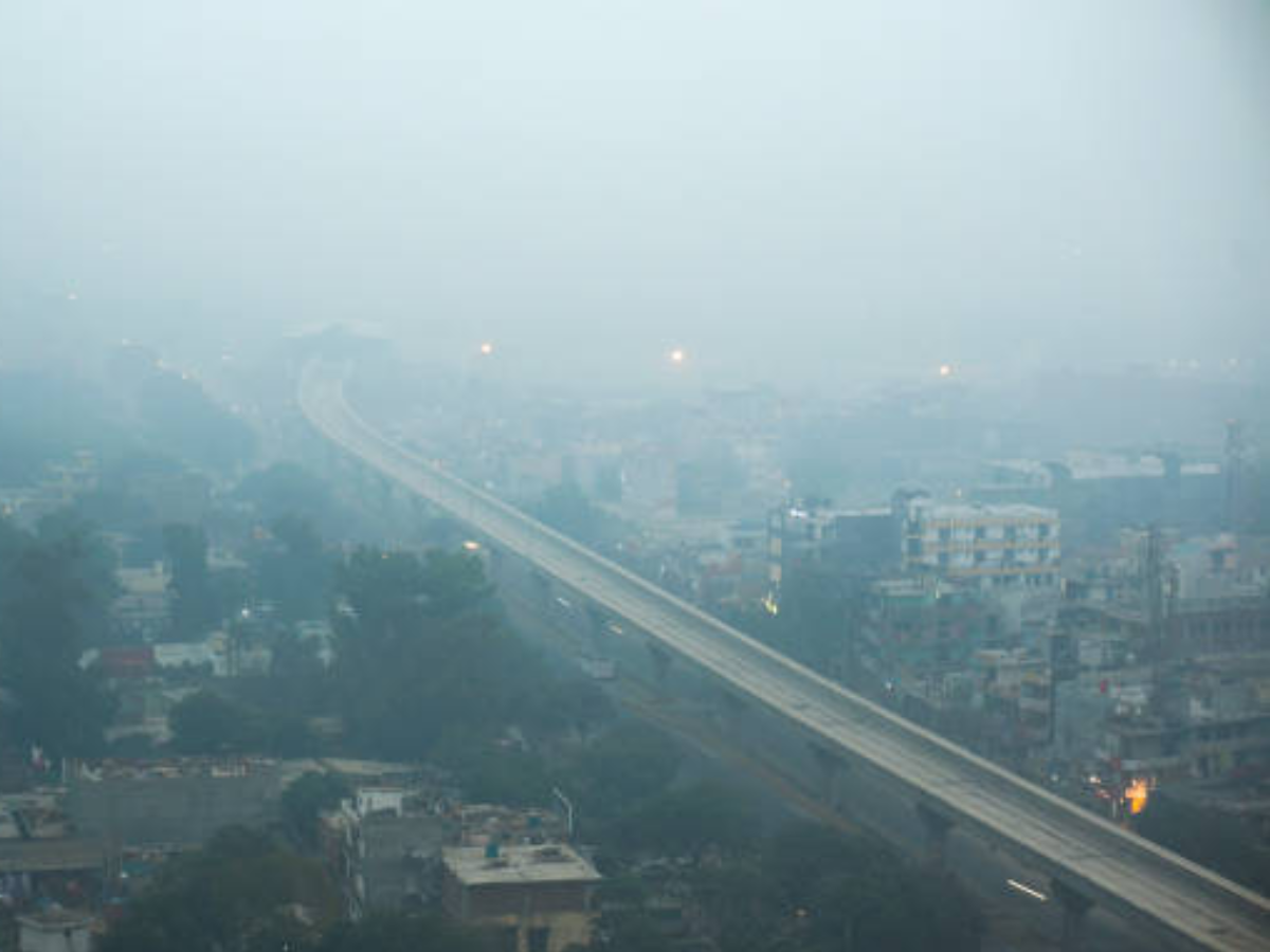 Delhi Pollution: दिल्ली-NCR में गंभीर हुआ प्रदूषण, 400 पार पहुंचा AQI,स्कूल हुए बंद