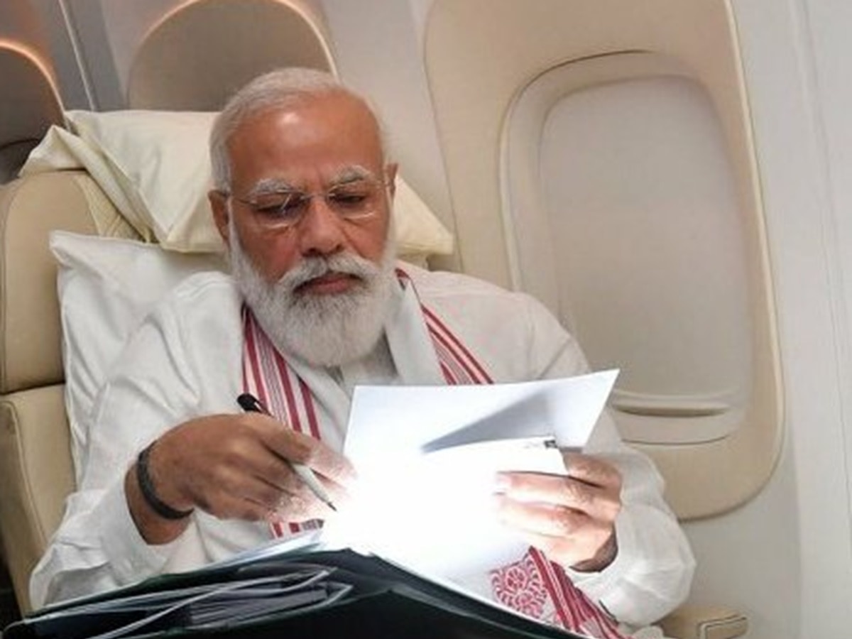 https://hindi.cdn.zeenews.com/hindi/sites/default/files/2024/11/15/3413595-modi-plane-33.jpg?im=FitAndFill=(1200,900)