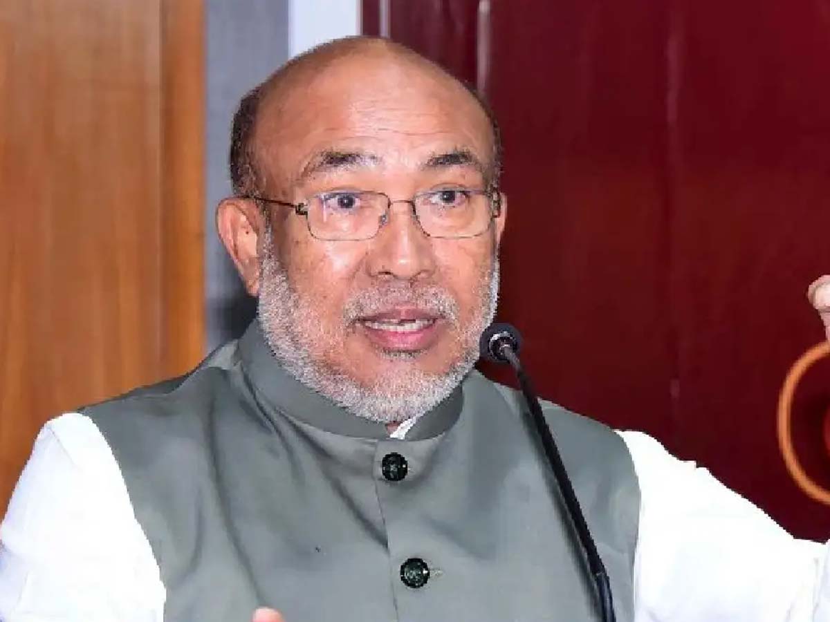 मणिपुर में 6 प्रोटेस्टर की मौत के बाद मचा बवाल; मुख्यमंत्री एन बीरेन सिंह के घर पर हमला मणिपुर में 6 प्रोटेस्टर की मौत के बाद मचा बवाल; मुख्यमंत्री एन बीरेन सिंह के घर पर हमला