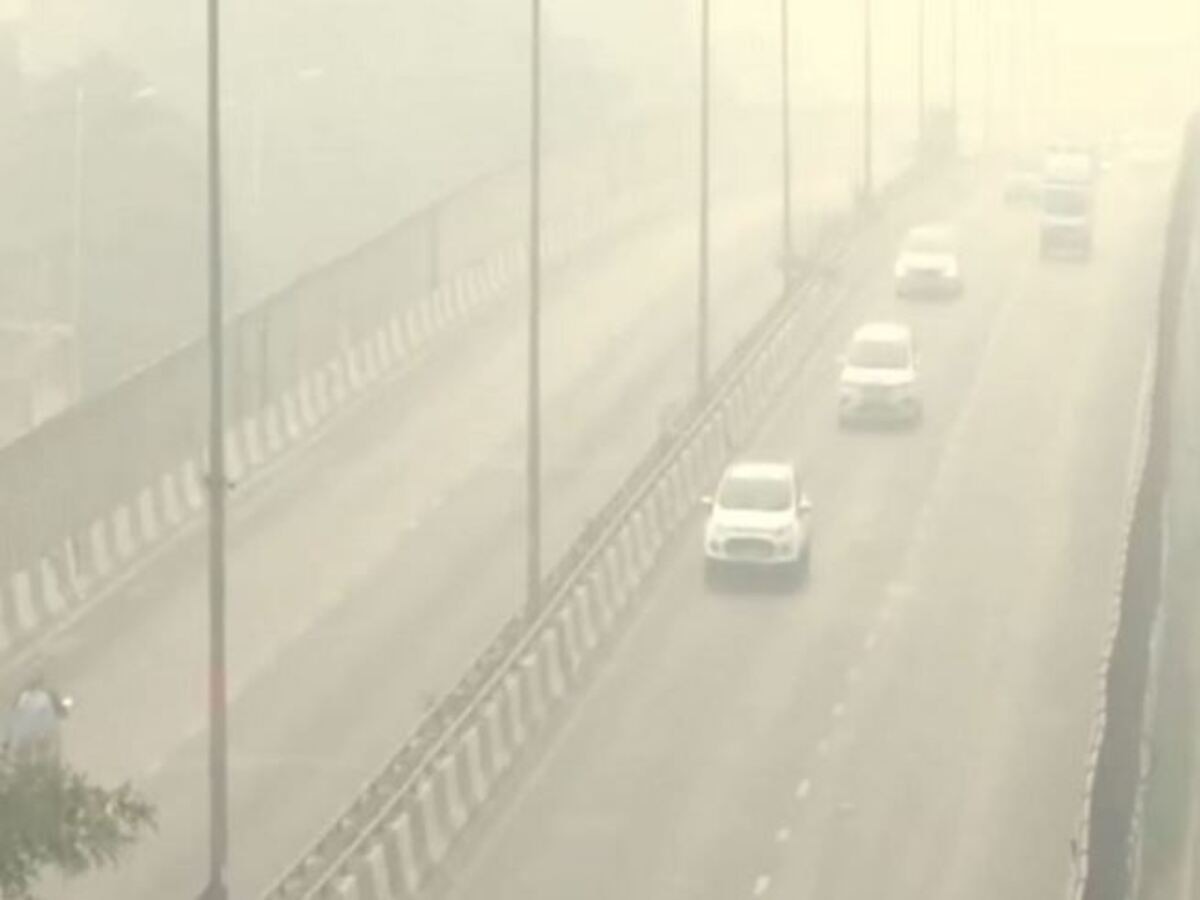 Delhi Pollution: दिल्ली में सुबह-सुबह कोहरे की सफेद चादर, हवा सांस लेने के लायक नहीं 