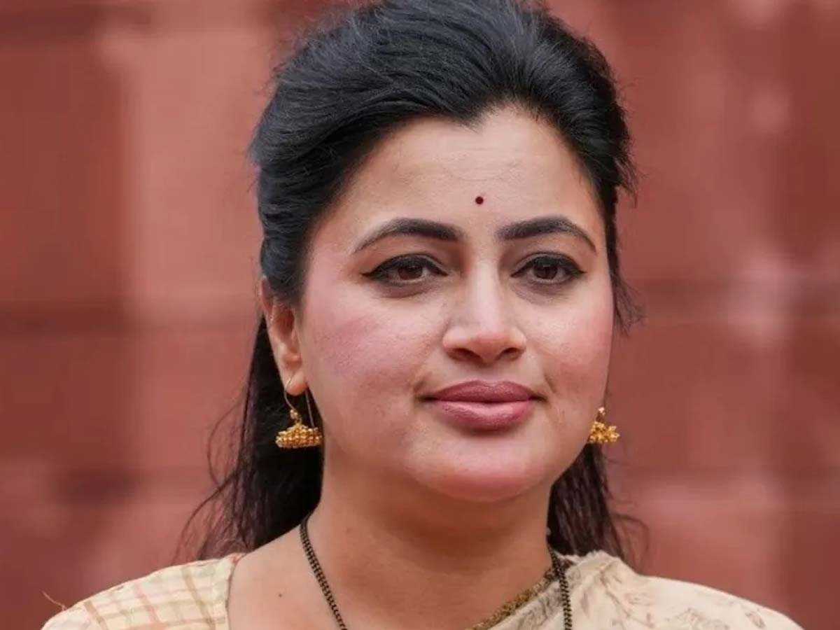 महाराष्ट्र में भाजपा की महिला नेता पर भीड़ ने किया हमला; बाल-बाल बचीं महाराष्ट्र में भाजपा की महिला नेता पर भीड़ ने किया हमला; बाल-बाल बचीं