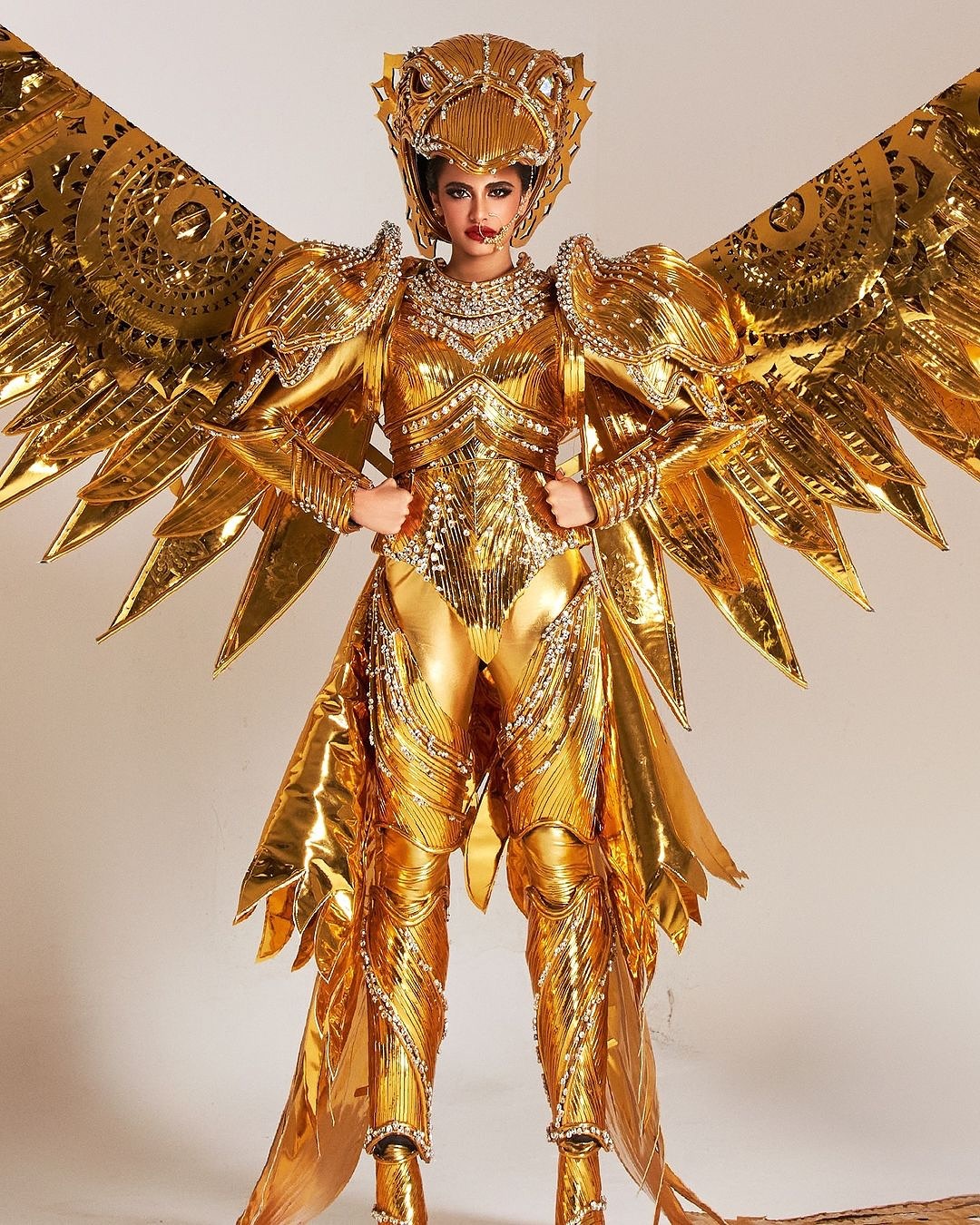 रिया सिंघा का 'गोल्डन बर्ड लुक'