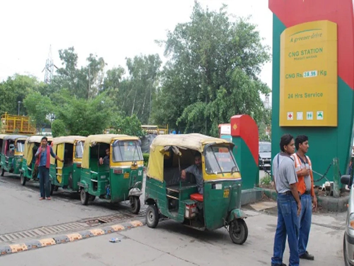   CNG गाड़ियां चलाने वालों को लग सकता है झटका, कीमतों में हो सकती है बढ़ोतरी 