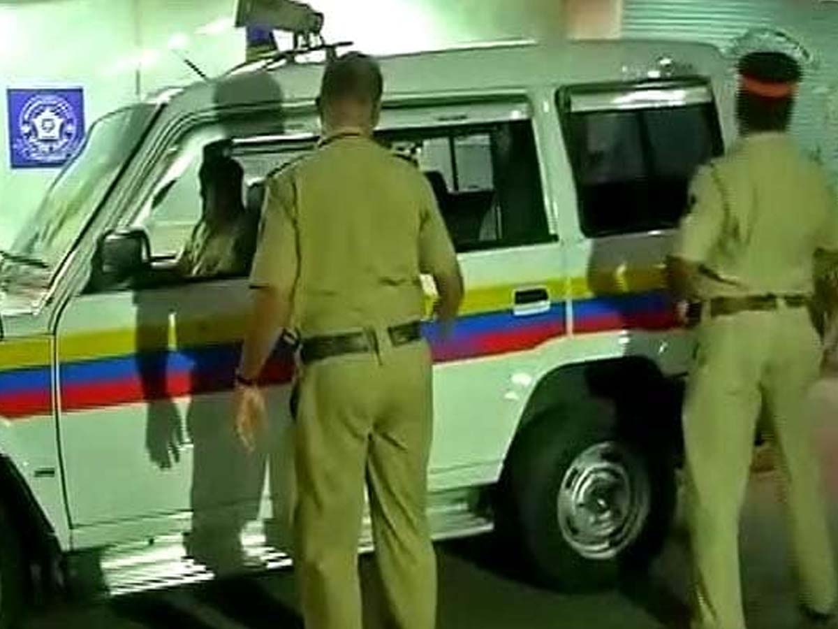 महाराष्ट्र पुलिस-सेना ने शुरू किया संयुक्त अभियान; हथियार समेत नौ कश्मीरी गिरफ्तार महाराष्ट्र पुलिस-सेना ने शुरू किया संयुक्त अभियान; हथियार समेत नौ कश्मीरी गिरफ्तार