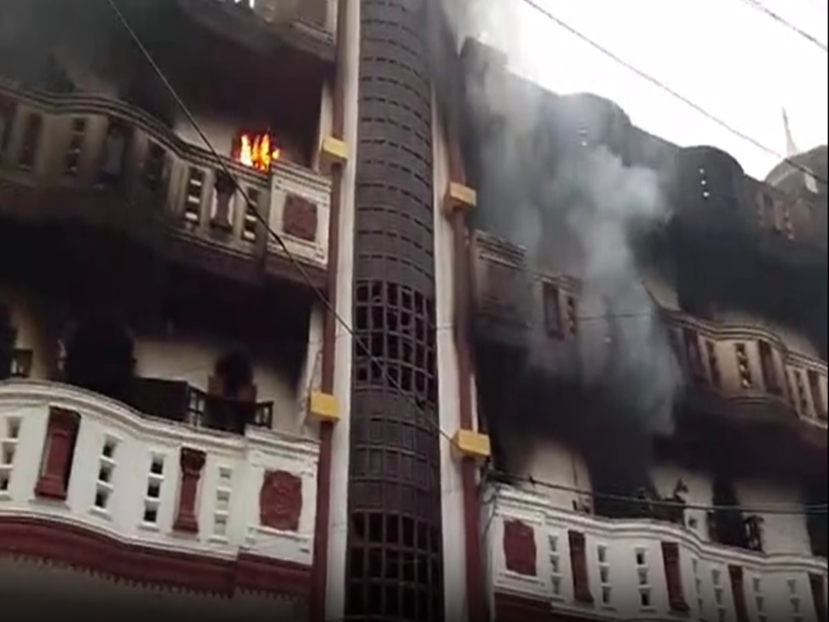 Delhi Fire: रूपनगर के नागिया पार्क में घर में लगी भीषण आग, दमकल की 14 गाड़ियां मौजूद 