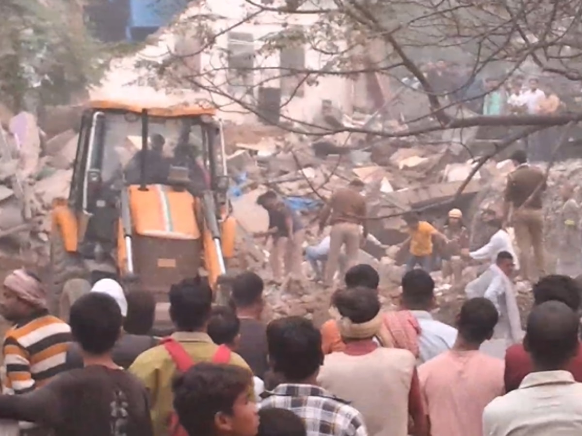 Noida Building Collapse: नोएडा में गिरी बिल्डिंग, मलबे से 3 लोग रेस्क्यू और 1 के दबे होने की आशंका 