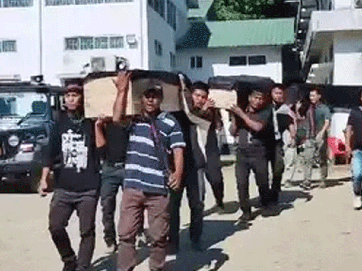 मणिपुर: जिरीबाम गोलीबारी में मारे गए आतंकवादियों के लिए छलका दर्द, गृह मंत्री से की ये मांग ! मणिपुर: जिरीबाम गोलीबारी में मारे गए आतंकवादियों के लिए छलका दर्द, गृह मंत्री से की ये मांग !