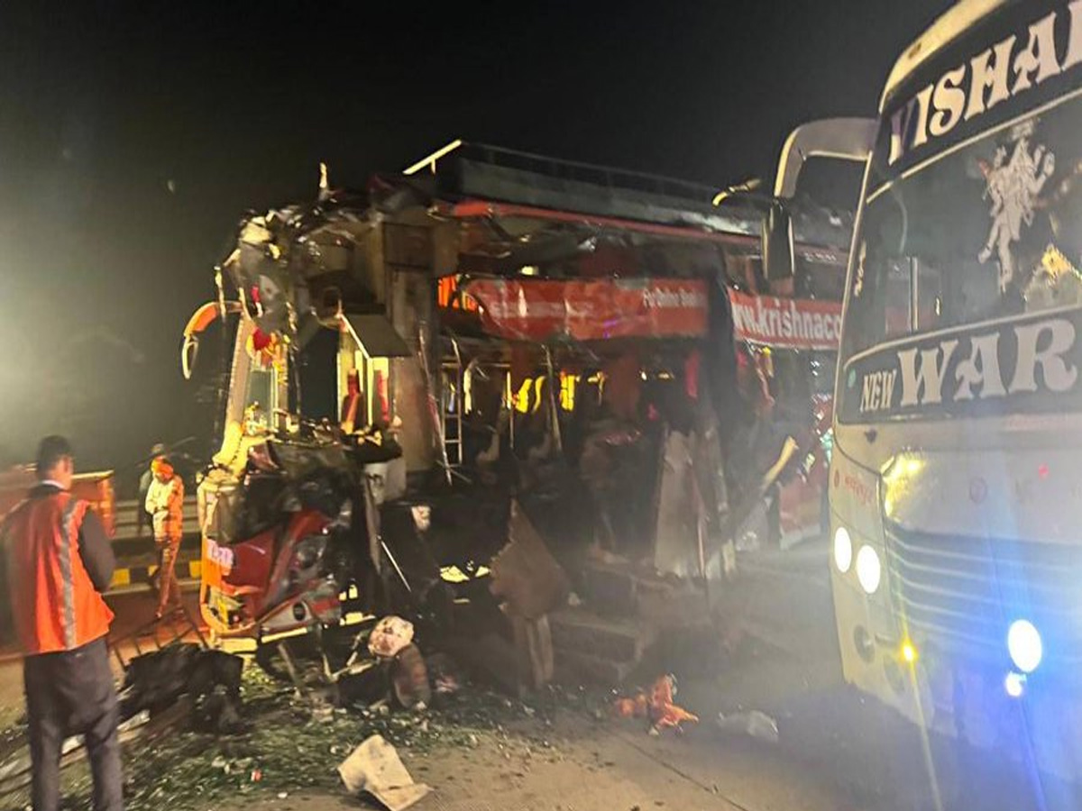 Aligarh Accident Video: कांच ले जा रहे ट्रक से टकराई बस, 5 की मौत 15 गंभीर Aligarh Accident Video: कांच ले जा रहे ट्रक से टकराई बस, 5 की मौत 15 गंभीर