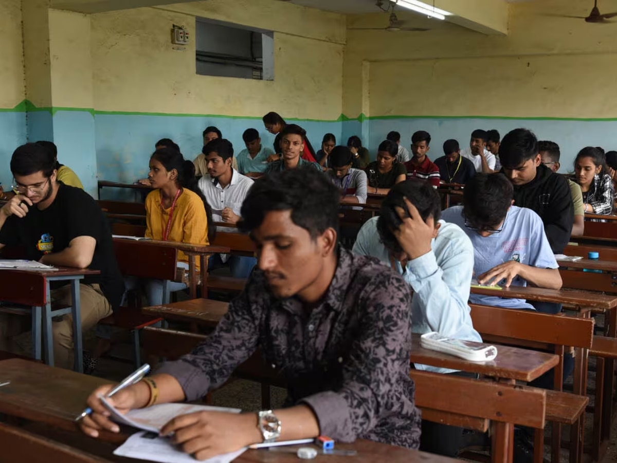 University Exam: यूनिवर्सिटी ने हाथ से लिखकर दिया संस्कृत का क्वेश्चन पेपर तो अंग्रेजी के की बना दी पर्ची