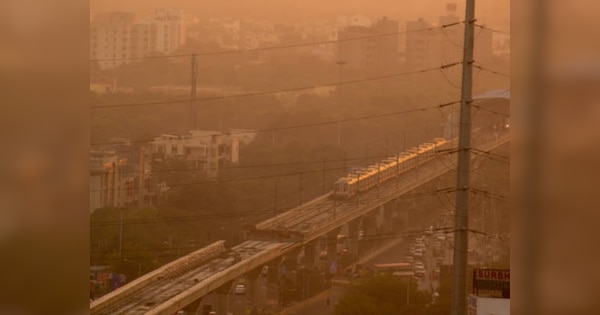 Delhi Pollution: जहरीली हवा से दिल्ली में सांस लेना दूभर, 500 के उपर पहुंचा AQI