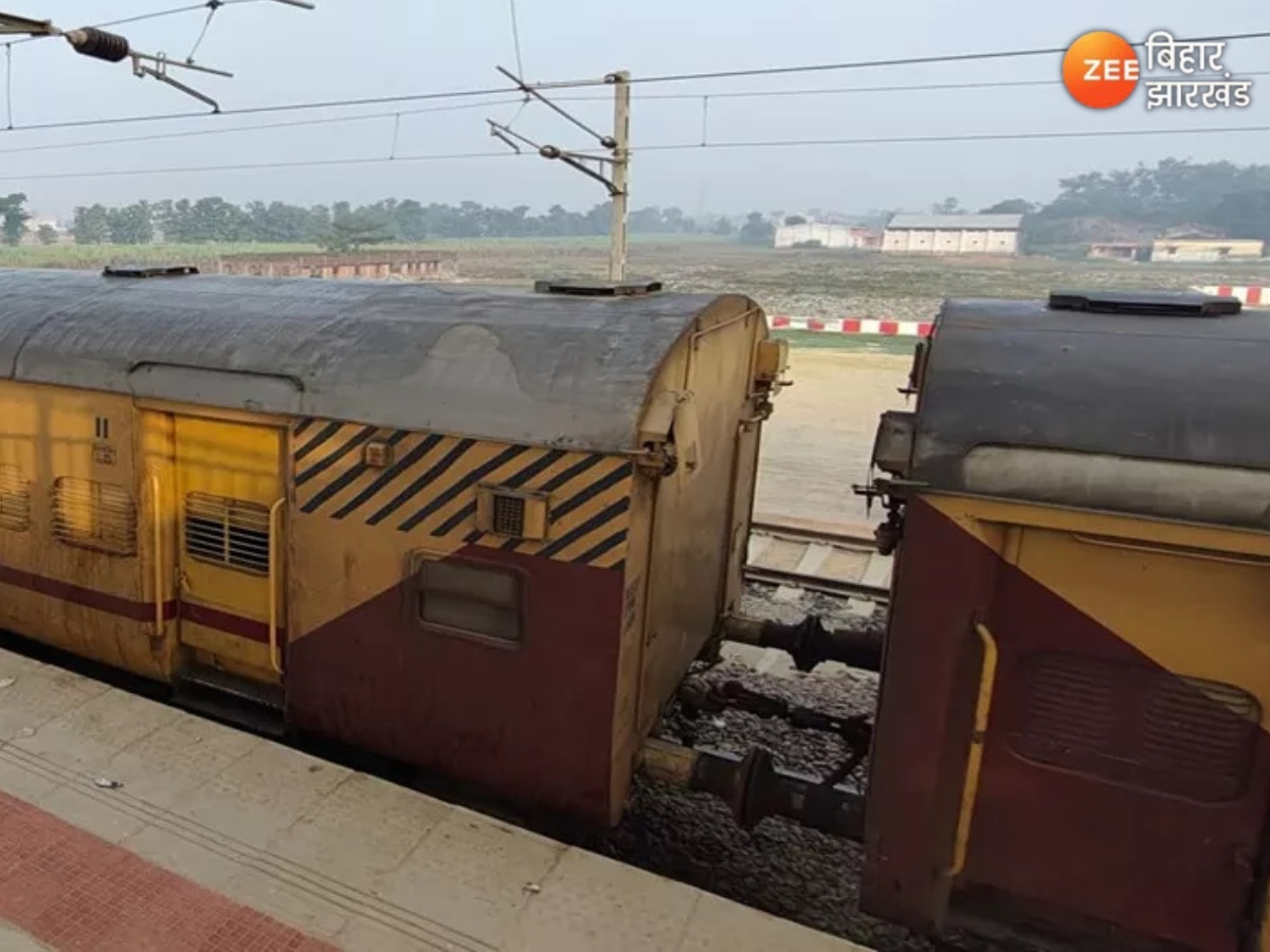 Bihar Train Accident: दिल्ली-दरभंगा स्पेशल ट्रेन हुई बेपटरी, बड़ा हादसा टला