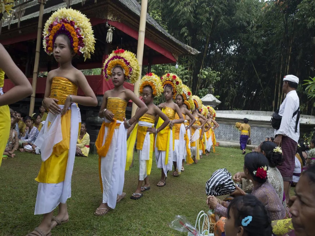 Bali: बाली के हिंदू त्योहार में नृत्य करती हैं बच्चियां, लेकिन इस परंपरा पर मंडरा रहा खतरा