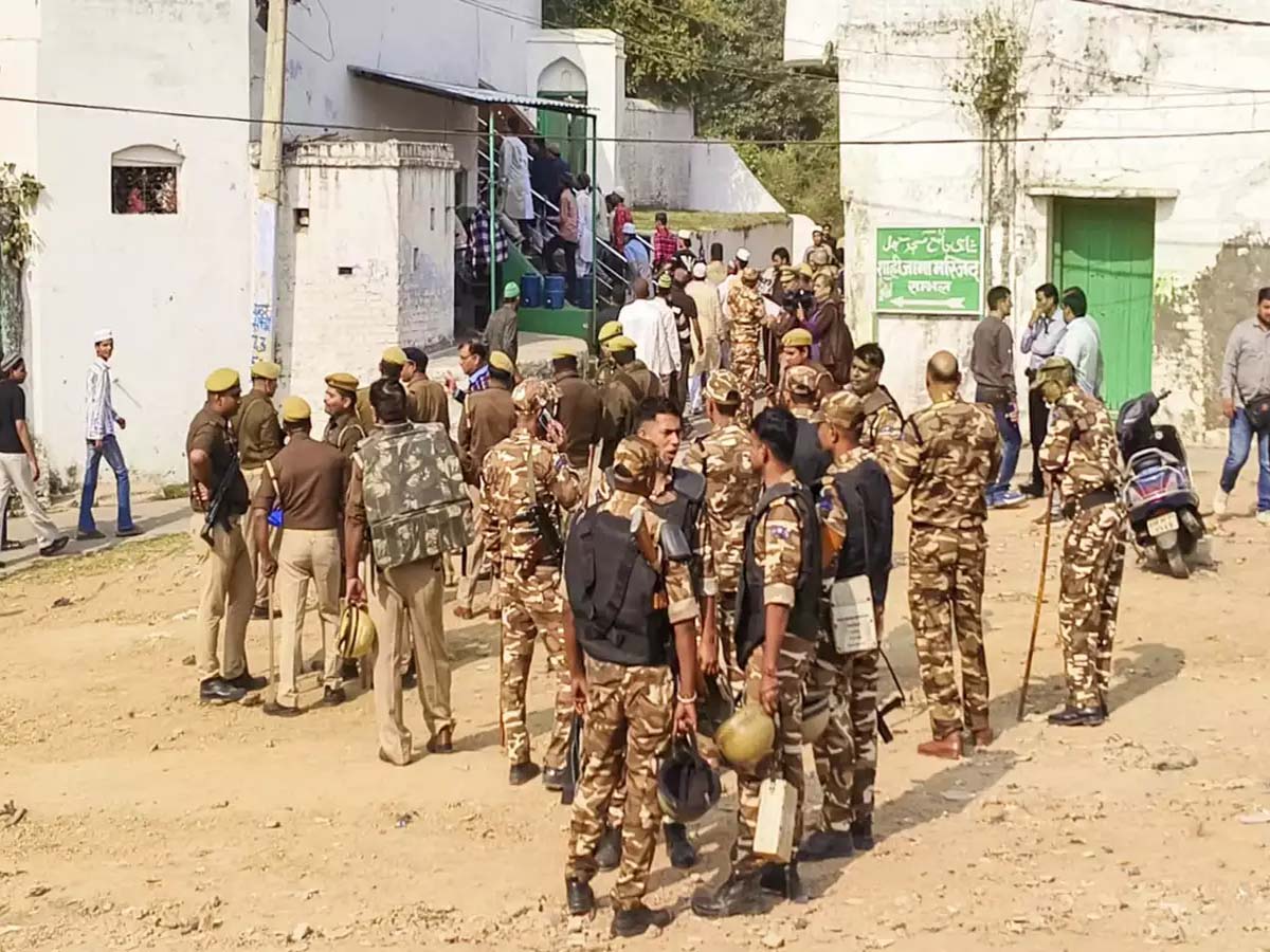 UP के संभल में जामा मस्जिद के सर्वे पर हंगामा; पुलिस पर पथराव का इल्जाम UP के संभल में जामा मस्जिद के सर्वे पर हंगामा; पुलिस पर पथराव का इल्जाम