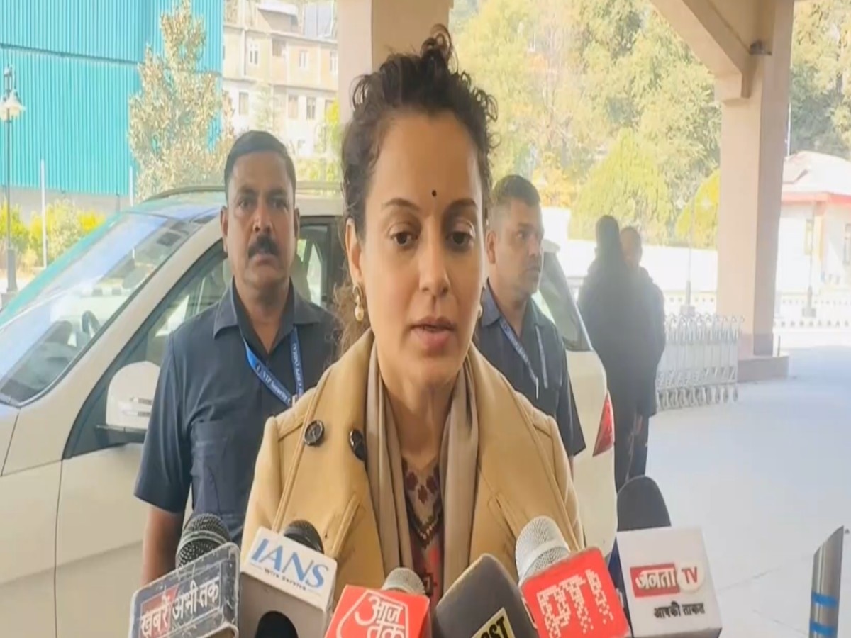 Kangana Ranaut ने बॉलीवुड एक्ट्रेस स्वरा भास्कर पर कसा तंज, कहा 'खिसियाई बिल्ली खंभा नोचे' जैसा हुआ उनका हाल 