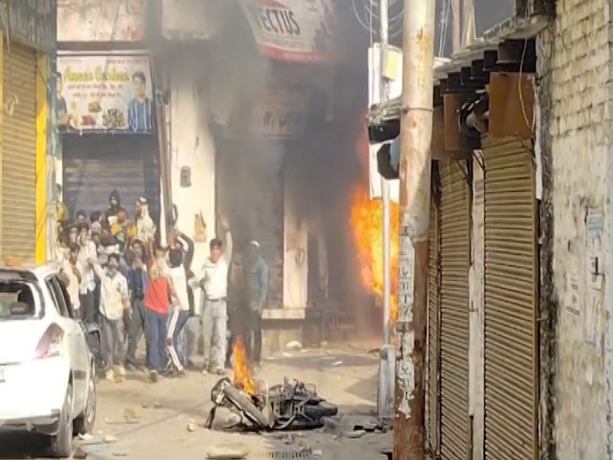 three died in Sambhal upror people created ruckus pelting stones Firing  during Jama Masjid survey | Sambhal Violence: संभल बवाल में 3 की मौत,  तस्‍वीरों में देखें पथराव-फायरिंग और आगजनी से कैसे