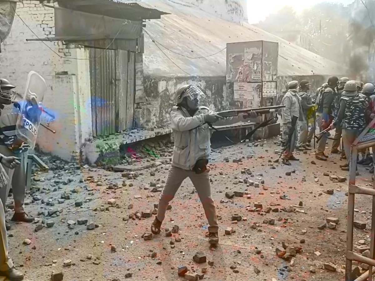 संभल हिंसा; मस्जिद सर्वे पर हुआ बवाल; अब जिले में बाहरी लोगों की एंट्री पर लगी पाबंदी संभल हिंसा; मस्जिद सर्वे पर हुआ बवाल; अब जिले में बाहरी लोगों की एंट्री पर लगी पाबंदी